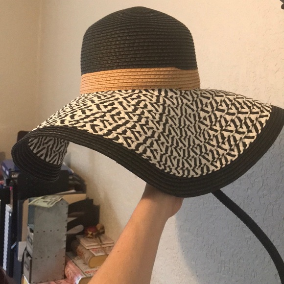 Beach Hat - Picture 2 of 3